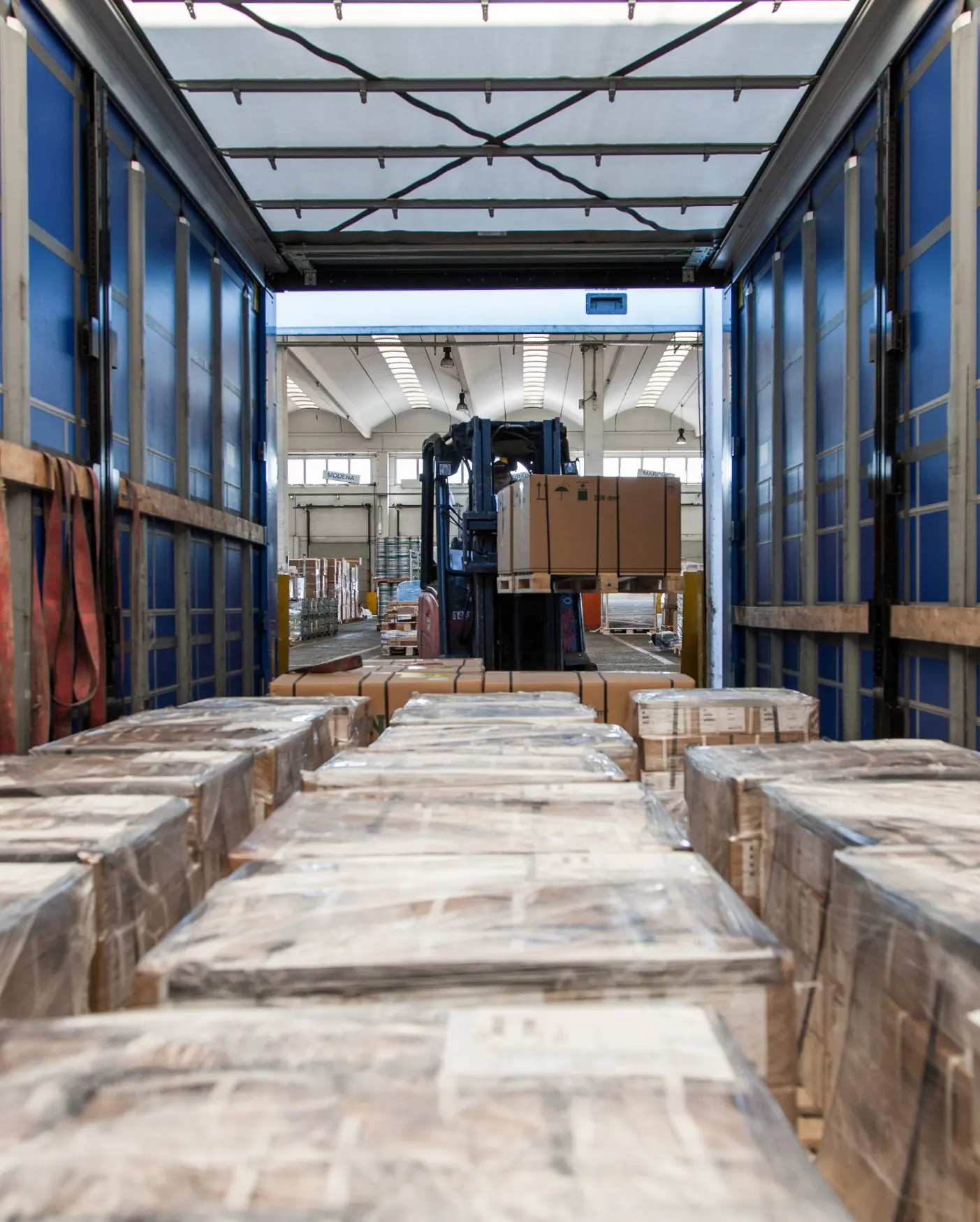 Partially loaded trailer with groupage freight and empty floor space for shared LTL capacity